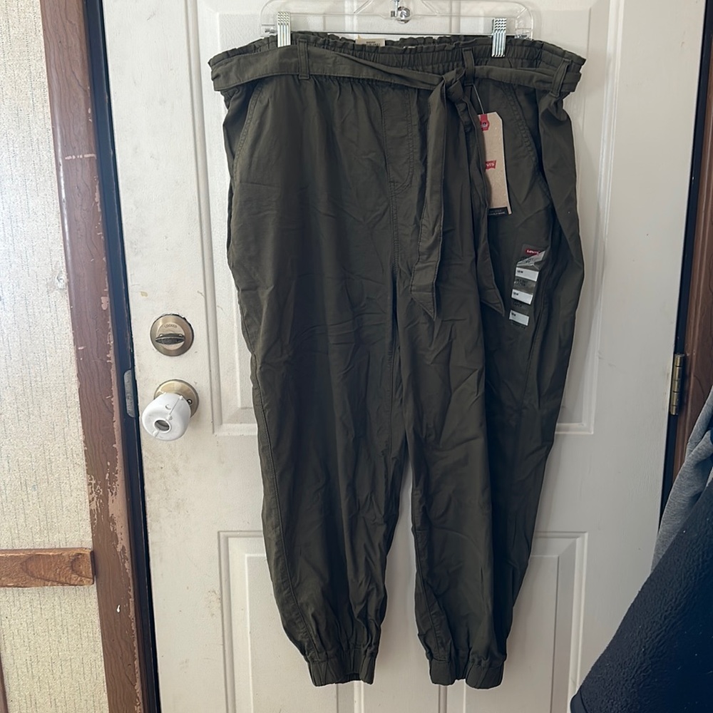 LEVI'S WOMEN'S PLUS SIZE JETSET TAPER JOGGER PANT: GREEN: NWT: SZ 18W